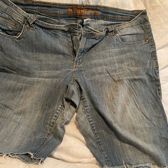 Cut off jean shorts - Picture 2 of 3